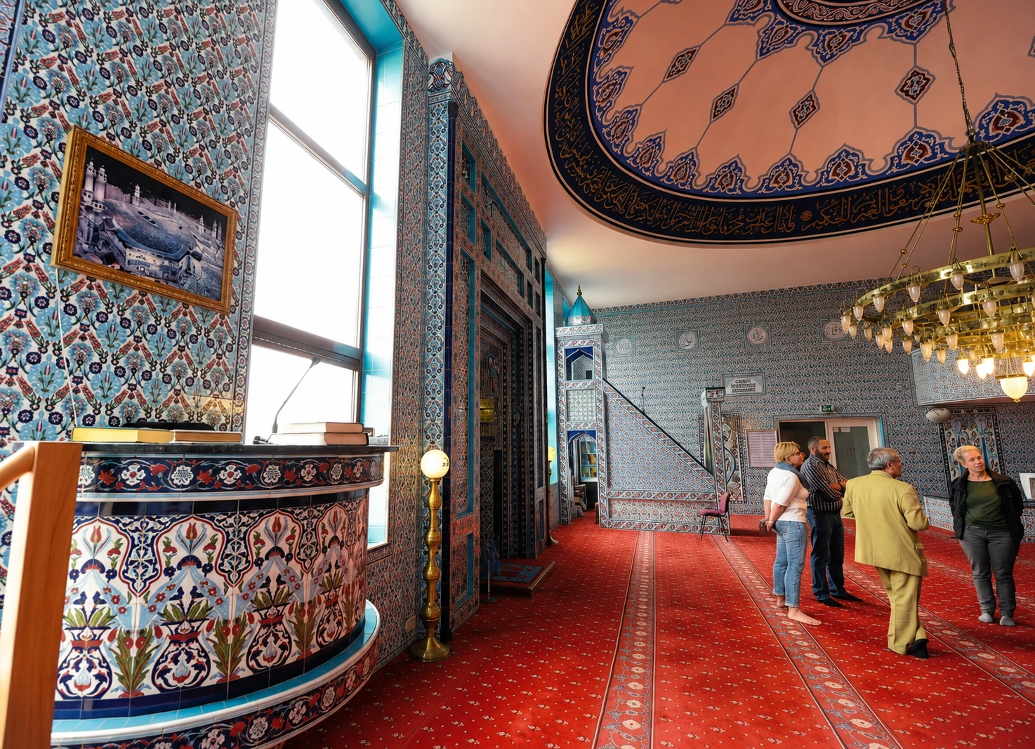 Fatih Camii iç mekan misafirler